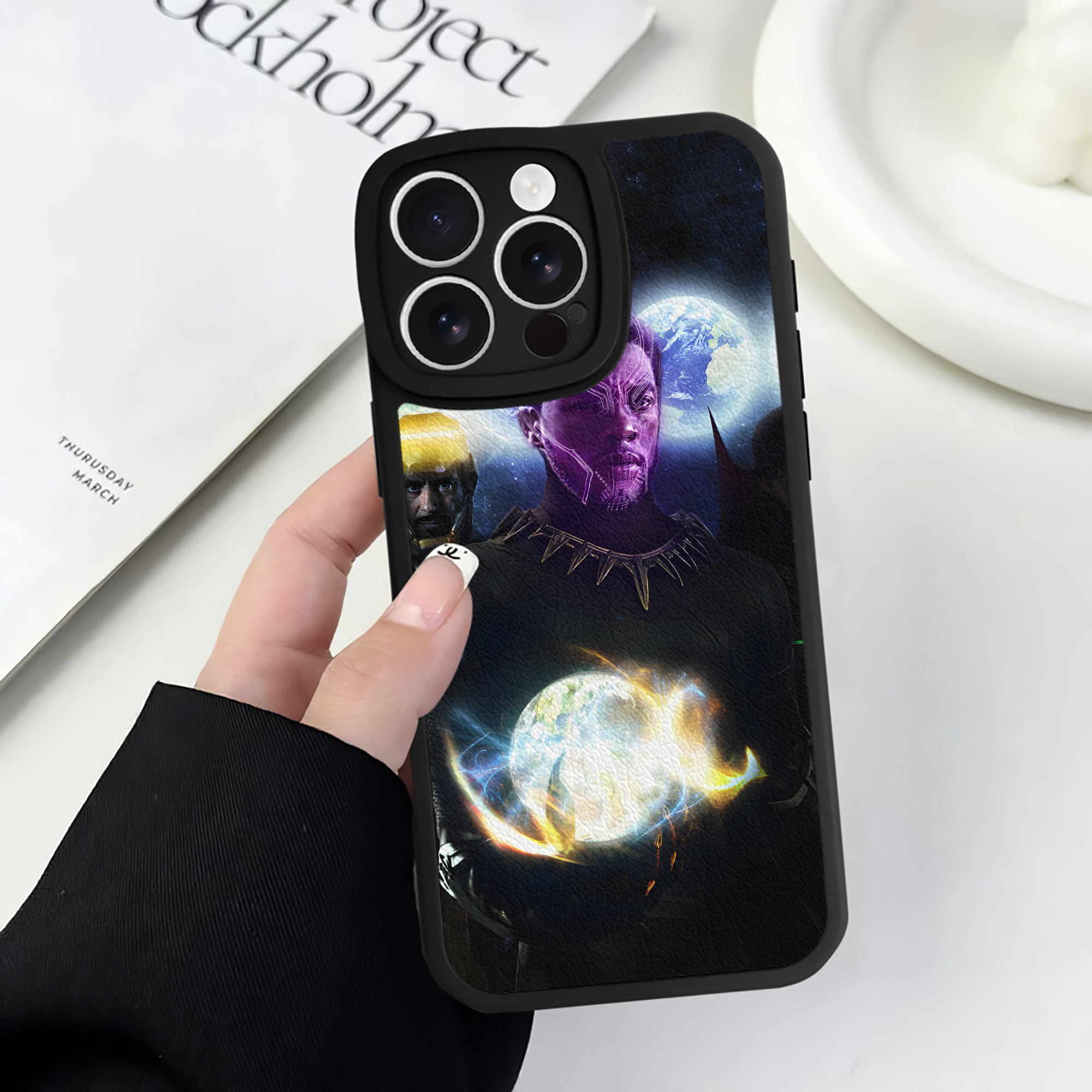 （画像用） アベンジャーズ The Avengers 【iPhone 16シリーズ対応】シリコンスマホケース（レザー調） 材質：シリコン
